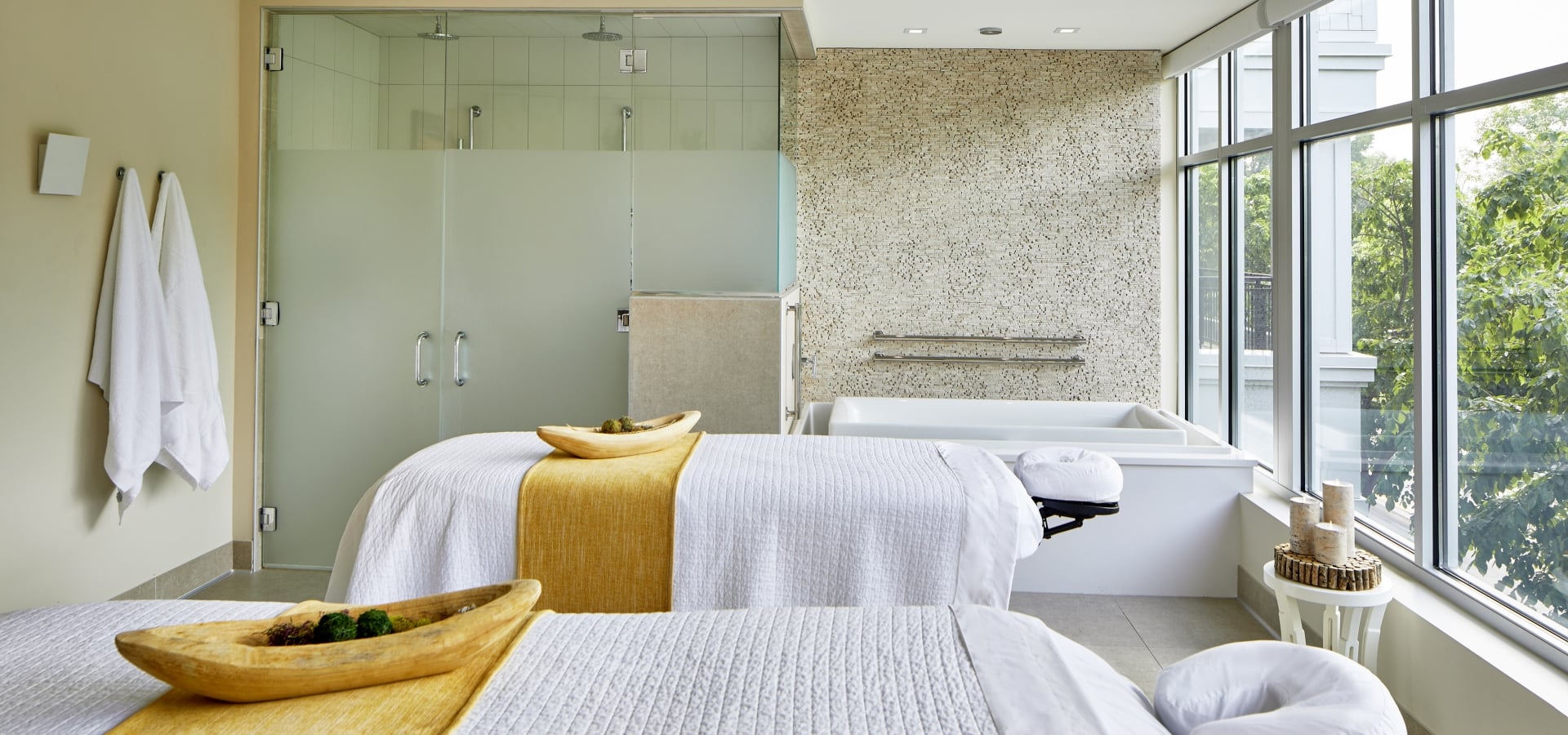 Couples treatment room at Läka Spa