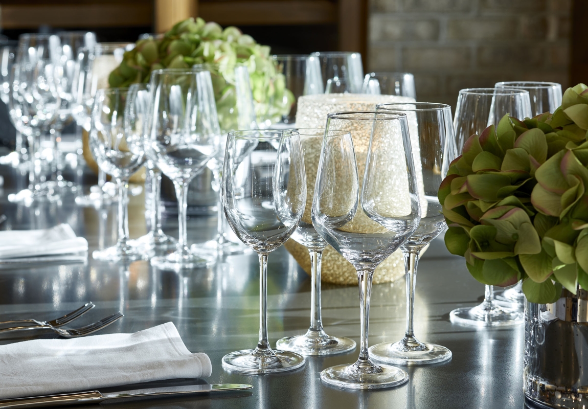 wine glasses at ninetwentyfive bar