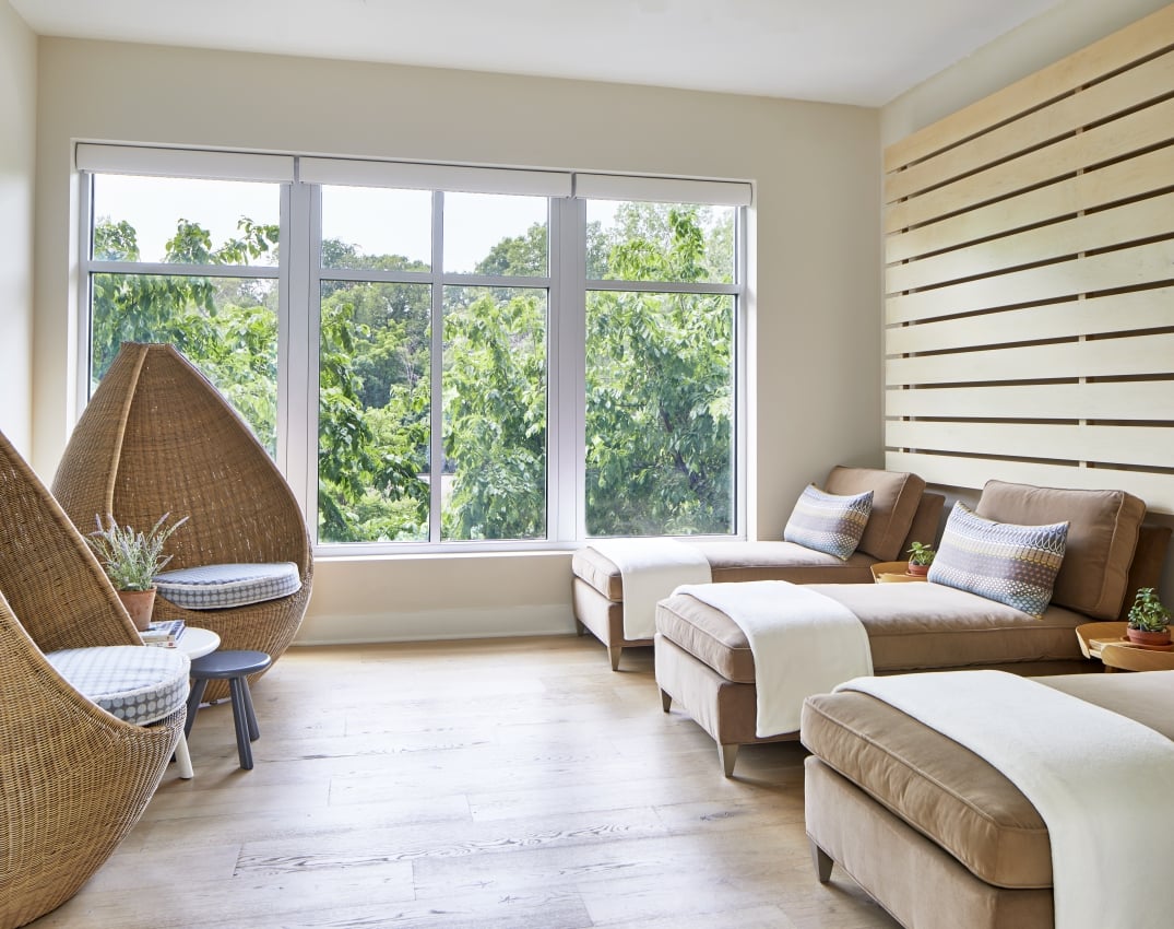 Läka Spa relaxation room with floor-to-ceiling windows overlooking the lake at Hotel Landing